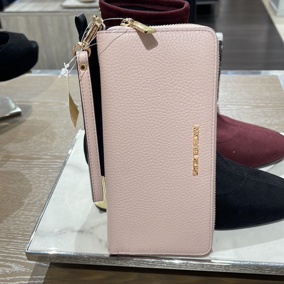 MICHAEL KORS LARGE TRAVEL CONTINENTAL WRISTLET WALLET PHONEHOLDER POWDER BLUSH - Picture 8 of 16